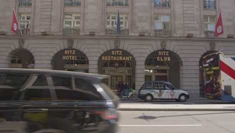 Exterior-Del-Hotel-Ritz-En-Piccadilly-En-Londres,-Reino-Unido-Con-Tráfico-En-Primer-Plano